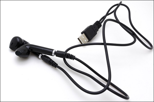 USB-шнур подключённый к наушникам