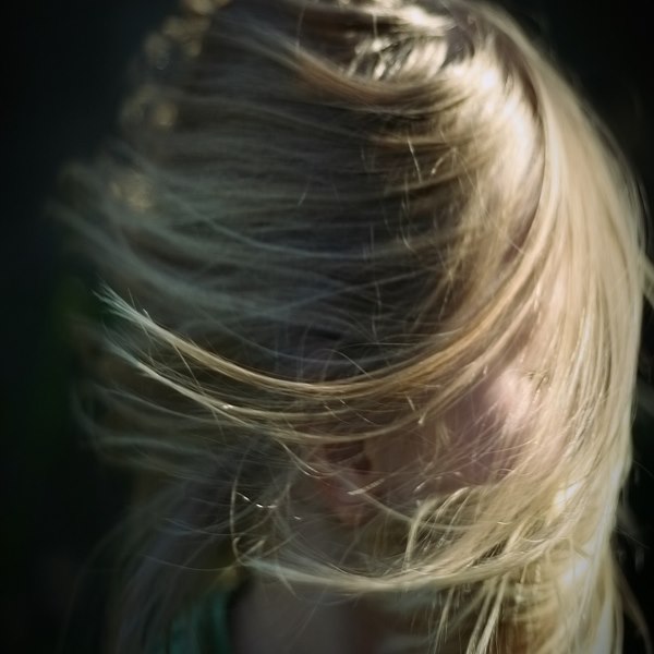 Девушка сзади фото на аву с русыми волосами