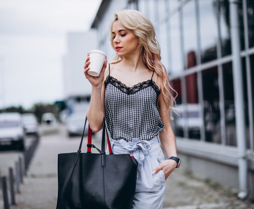 Девушка с сумкой и кофе