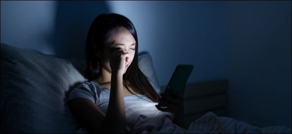 Фото девушки с телефоном в темноте