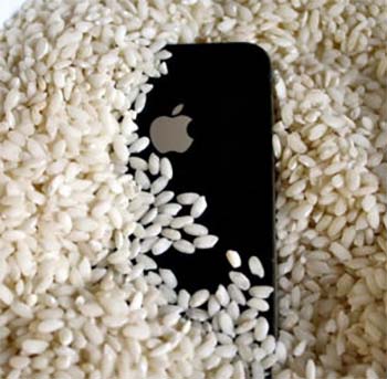 Оставьте телефон в рисе