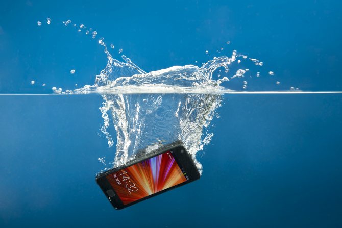Телефон случайно упал в воду
