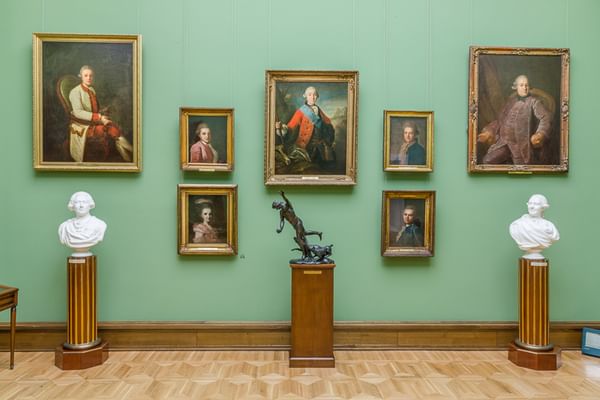 Картины и скульптуры внутри галереи 