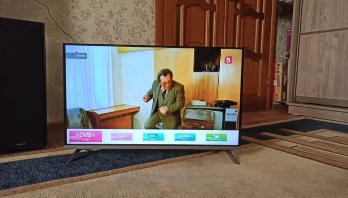 Телевизор Dexp в комнате 