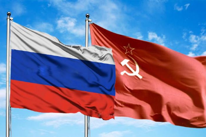 Флаги России и СССР