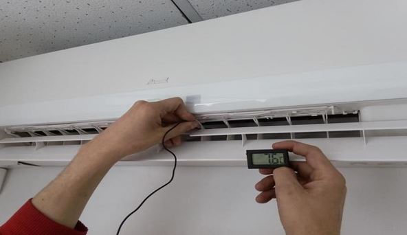 Измерение температуре тёплого воздуха на выходе из сплит-системы