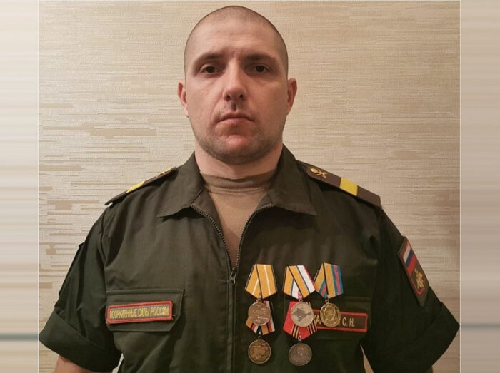 Военнослужащий с медалью Жукова 